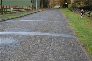 Das alte Verbundsteinpflaster, hier ein Bereich auf der Rockstedter Straße in Ostereistedt, soll zukünftig mit Asphalt ausgebaut werden.