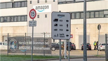 Das Amazon Logistik-Zentrum auf dem ehemaligen Gelände der Carl-Schurz-Kaserne. Dort holen die Kurierfahrer jeden Tag die Pakete ab und bringen sie zu Ihnen nach Hause.