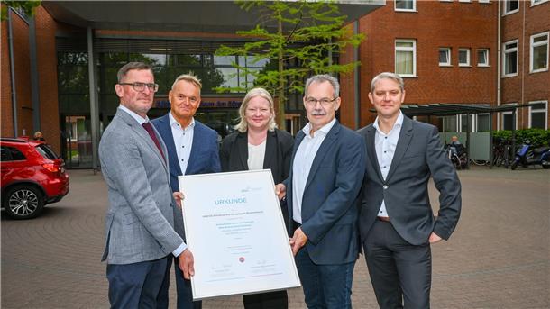 Ärztemangel: Ameos will in Bremerhaven 12 Medizinstudenten pro Jahr ausbilden Das Ameos-Klinikum Bremerhaven freut sich über die Urkunde und Anerkennung als Lehrkrankenhaus der Medical School Hamburg: (von links) Dr. Oliver Herden-Kirchhoff, Ärztlicher Direktor Ameos-Klinikum Bremerhaven, Ameos-Vorstandsmitglied Michael Dieckmann, Regionalgeschäftsführerin Katja Loesche, Prof. Dr. Detlef E. Dietrich, Ärztlicher Direktor Ameos-Klinikum Hildesheim und Stefan Gronholz, Krankenhausdirektor Ameos-Klinikum Bremerhaven.
