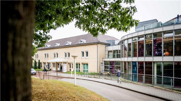 Das Ameos-Klinikum „Seepark Geestland“ versorgt nun acht Corona-Infizierte von Bord der „Mein Schiff 3“.