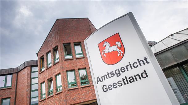 Das Amtsgericht Geestland hat seinen Sitz an der Debstedter Straße im Ortsteil Langen. 