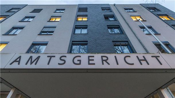Jugendliche wegen mutmaßlicher Terror-Pläne festgenommen Das Amtsgericht Leverkusen hat wegen der Planung und Vorbereitung eines Terroranschlags einen Haftbefehl gegen einen 15-Jährigen aus dem Rheinisch-Bergischen-Kreis in Nordrhein-Westfalen erlassen.