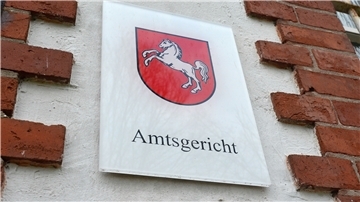 Das Amtsgericht Zeven hat zwei junge Männer verurteilt, die an einem Betrug beteiligt waren.