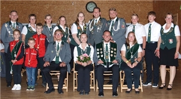 Das Anderlinger Königshaus um Majestät Sven Hendrich (sitzend, Zweiter von rechts) ist wieder komplett.