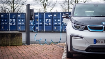 Eine elektrische Ladesäule für ein Auto.