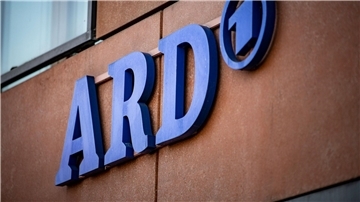 Das ARD-Logo an der Fassade des ARD-Hauptstadtstudios im Regierungsviertel.