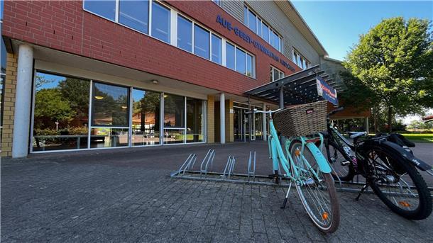 Vorfälle an Harsefelder Schulen: Sorge wegen Gewalt, Drogen und Bedrohungen Ein Gebäude, davor stehen zwei Fahrräder.