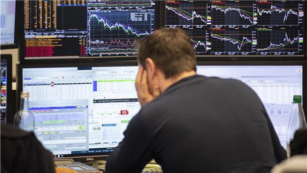 Das Auf und Ab an den Börsen hält viele Menschen ab, trotz niedrige Zinsen Wertpapiere zu kaufen.