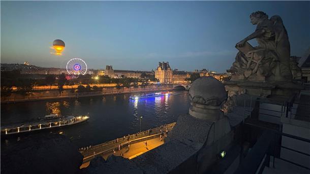 Olympischer Ballon in Paris fliegt wieder Das Aufsteigen des olympischen Ballons ist ein besonderes Spektakel am Abendhimmel von Paris.