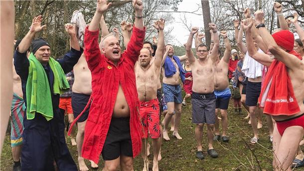 Das Aufwärmen unter Anleitung des zweiten Vorsitzenden der DLRG-Ortsgruppe Markus Schrader ist Kult.
