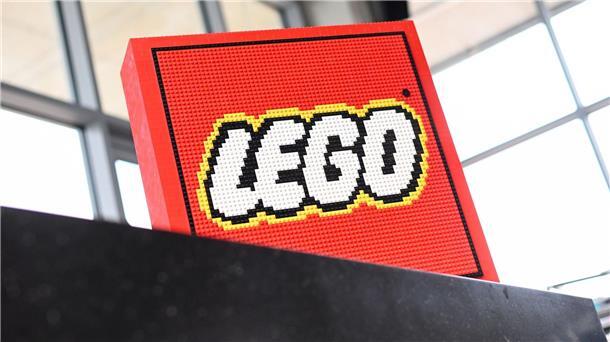 Lego baut an seiner langfristigen Zukunft Das aus Lego-Steinen gebaute Logo des dänischen Bauklötzchen-Riesen.
