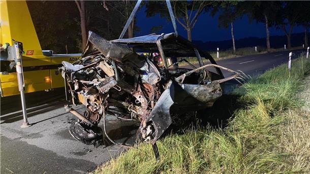 Schrecklicher Unfall: Polizei entdeckt Leichnam im ausgebrannten Auto Das ausgebrannte Fahrzeug beim Abtransport, der Pkw wurde völlig zerstört.