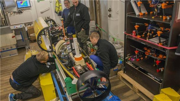 „Polarstern“ zu Arktis-Expedition gestartet Das Aussetzen eines autonomes Unterwasserfahrzeugs (AUV, von engl. Autonomous Underwater Vehicle) wird vorbereitet.