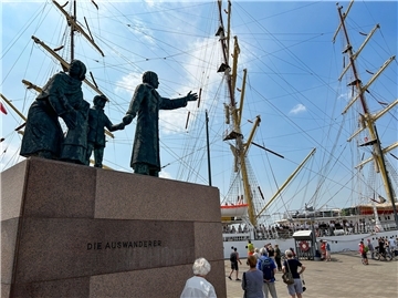  Auswandererdenkmal  Bremerhaven Menschen