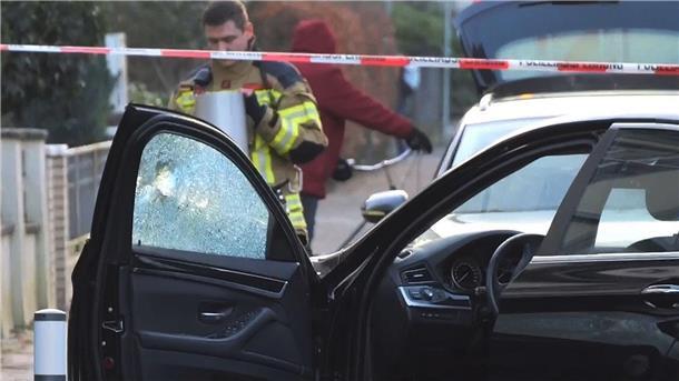 Nach Schuss auf Autofahrerin: Tatverdacht nicht erhärtet Das Auto der Frau steht nach der Tat am Straßenrand.