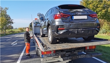 Das Auto des 76-Jährigen aus dem Raum Aachen war nicht mehr fahrbereit und wurde abgeschleppt, ebenso der am Unfall beteiligte Lastwagen.