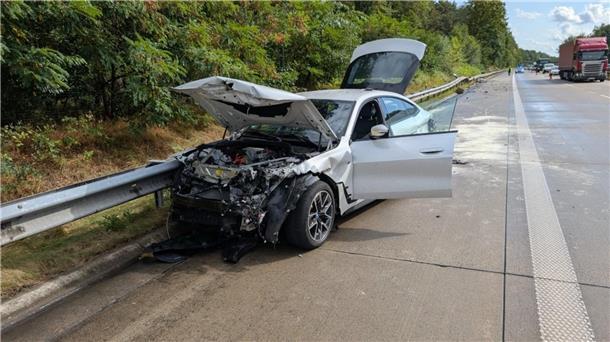 ein stark beschädigtes Auto steht auf einer Autobahn