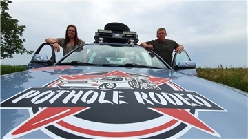Das Auto ist präpariert, das Gepäck aufgeladen: Annika und Stefan Block freuen sich auf ihr fünftägiges Rallye-Abenteuer durch fünf Länder.