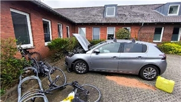 Der Unfallwagen und die beschädigten Fahrräder.