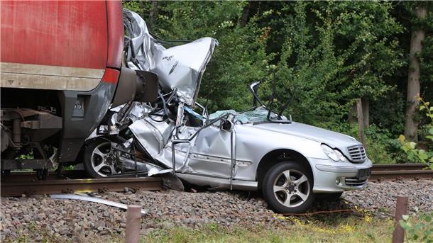 Tödlicher Unfall: Auto rollte durch Schranke auf Gleise Das Auto war auf dem Bahnübergang, als der Zug kam. Die Insassen hatten keine Chance.