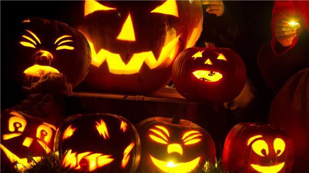 Party in Grusel-Ambiente: „Halloween in the Factory“ in Nordenham Bild von Kürbissen, in die schaurige Gesichter geschnitzt sind.