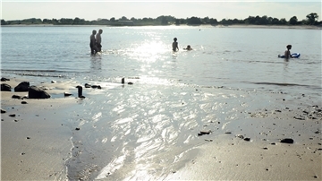 Das Baden in der Weser ist nicht ungefährlich. Hier sind wir auf Harrier Sand.