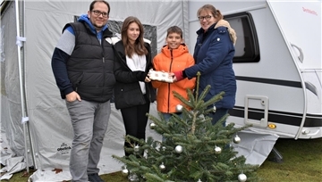 Familienfoto vor dem Wohnwagen