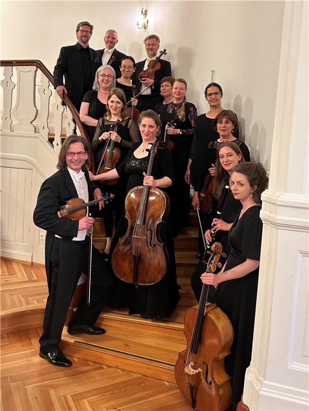 Viele Musiker haben sich auf einer Treppe hintereinander aufgestellt.
