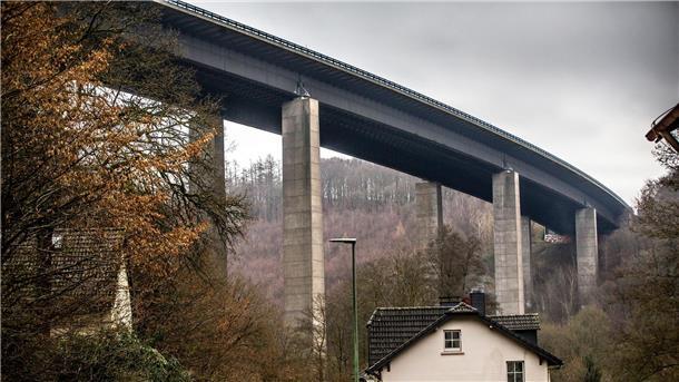 Ein Koloss ist Geschichte - Autobahnbrücke Rahmede gesprengt Das Bauwerk ist bis zu 70 Meter hoch und 17.000 Tonnen schwer.