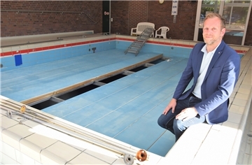 Das Becken mit Hubboden ist bereits geleert, die Halterungen abmontiert: Das kleine Schwimmbad im Ferienzentrum in Burhaversiel, das von Eike Hessenius geleitet wird, ist Geschichte.