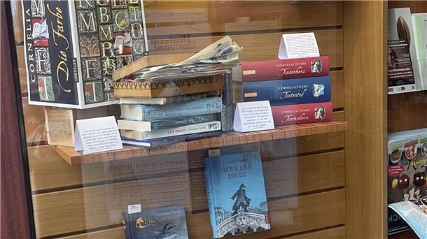 Das Schaufenster der Buchhandlung Memminger in Bremerhaven mit Büchern von Cornelia Funke. 