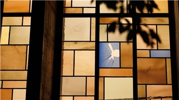 Das beschädigte Bleiglasfenster der Synagoge in Hannover.