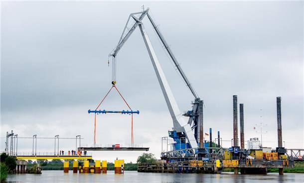 Ein Schwimmkran hebt das beschädigte Brückenteil der Eisenbahnbrücke über die Hunte bei Elsfleth aus 