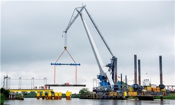 Ein Schwimmkran hebt das beschädigte Brückenteil der Eisenbahnbrücke über die Hunte bei Elsfleth aus 