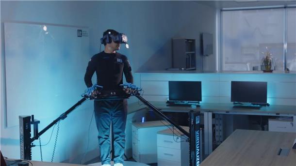 Ferngesteuerter Roboter kann laufen und umarmen Das Besondere am Roboter iCub3: Der Informationsaustausch läuft in beide Richtungen.