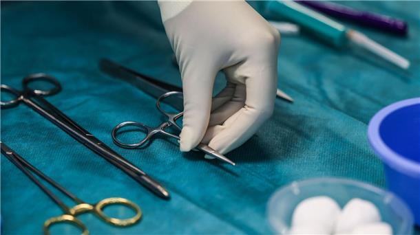 Forschungslücke Frau: Warum Standards nicht für alle passen Das Besteck in der Chirurgie ist einer Expertin zufolge eher auf Männerhände ausgelegt.