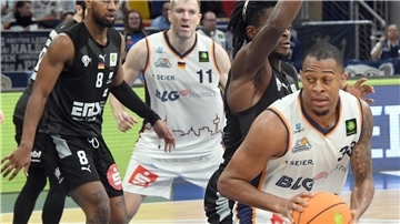 Das „Big Man“-Duo Robert Oehle (Hintergrund) und Nick Hornsby warf die Eisbären in Koblenz zum Sieg.