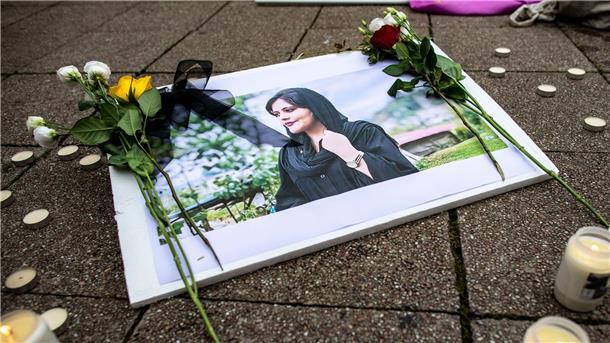 Hunderte Festnahmen bei neuen Protesten im Iran Das Bild der verstorbenen Iranerin Mahsa Amini bei einer Kundgebung in der deutschen Stadt Essen.
