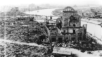 Das Bild zeigt die Atombombenkuppel von Hiroshima, die vom US-Militär nach dem Atombombenabwurf fotografiert wurde.