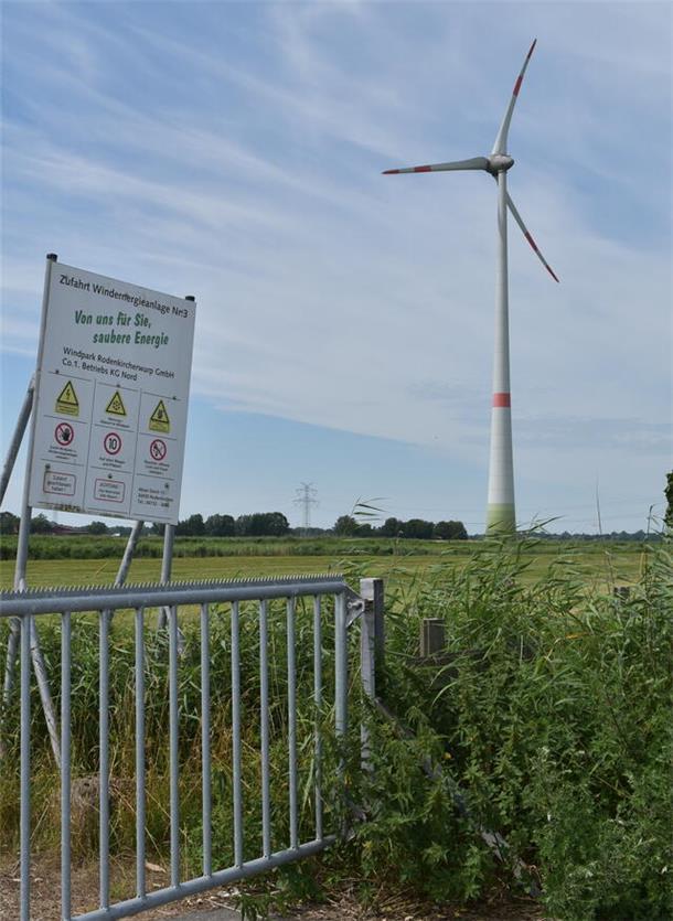 Das Bild zeigt eine der vorhandenen Windkraftanlagen im Windpark Rodenkircherwurp. Sie soll wie ihre Schwestern durch 200 Meter hohe Anlagen ersetzt werden. Außerdem soll auf der Fläche ein Solarpark entstehen.