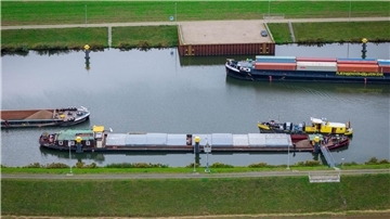 Das Binnenschiff drohte zeitweise zu sinken. 