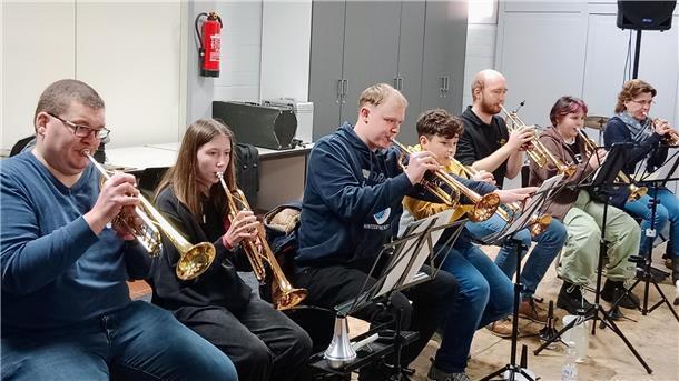 Das Blasorchester Rodenkirche hatte jetzt die Bläserklasse des Gymnasiums Nordenham zu Gast