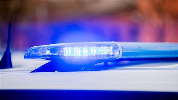 54-jähriger Motorradfahrer kommt von Straße ab und stirbt Das Blaulicht eines Polizeifahrzeuges leuchtet.