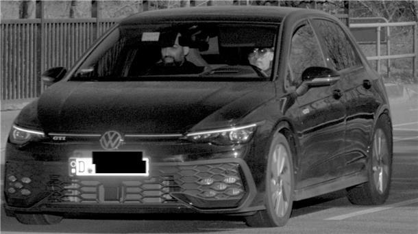 Verdächtige gerieten in Radarfallen: Polizei fahndet nach Einbrechern Das Blitzerfoto zeigt die beiden Verdächtigen.