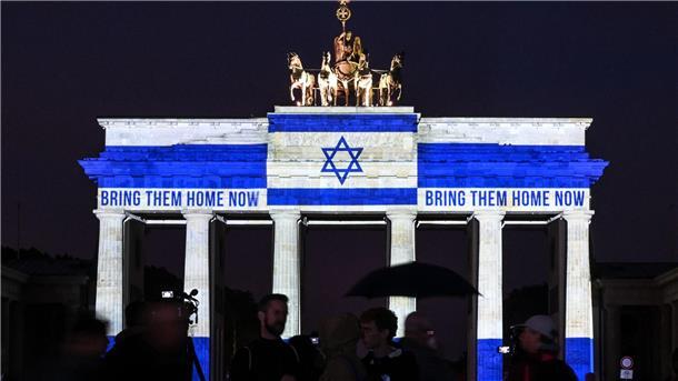 Brandenburger Tor zum Gedenken an 7. Oktober angestrahlt Das Brandenburger Tor ist in den Farben der israelischen Flagge angestrahlt.