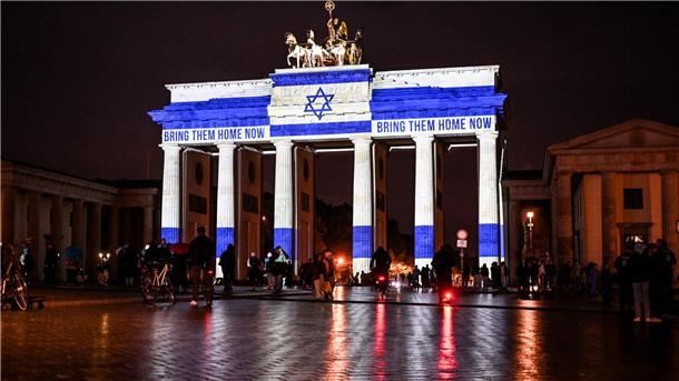 Brandenburger Tor zum Gedenken an 7. Oktober angestrahlt Das Brandenburger Tor ist in den Farben der israelischen Flagge angestrahlt.