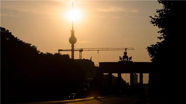 Wetterdienst erwartet Sommer-Intermezzo Das Brandenburger Tor und der Fernsehturm sind im Gegenlicht der aufgehenden Sonne zu sehen. Am Montag zeigt sich laut Vorhersage meist die Sonne, höchstens wird es locker bewölkt.