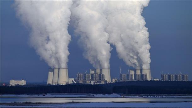 Analyse: Kaum Öl- und Gasstaaten haben Ausstiegspläne Das Braunkohlekraftwerk Jänschwalde in Brandenburg. Der weltweite Ausstieg aus Kohle, Öl und Gas ist eines der strittigsten Themen in Dubai, da er für das Erreichen der internationalen Klimaziele als elementar gilt.