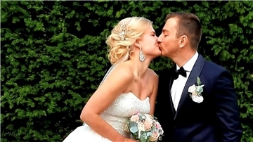 Das Brautpaar Alina und Stefan Martens hat eine turbulente Hochzeit hinter sich.