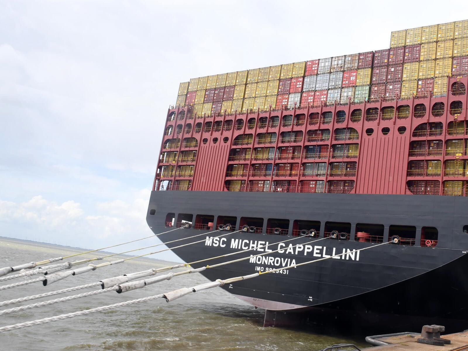 Das breite Heck der "Michel Cappellini" ist ein Blickfang. Der Container-Riese w...